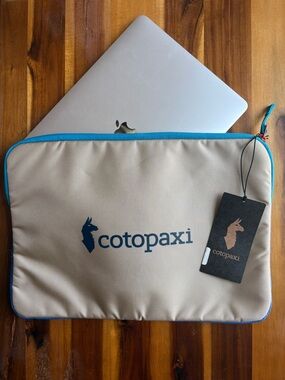 NWT COTOPAXI Quince 15” Del Día Laptop Sleeve
